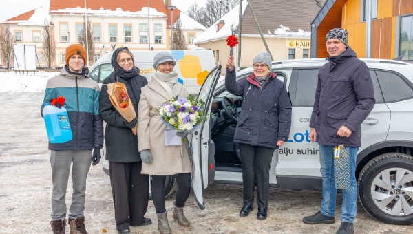 Võitja Siiri Värton (fotol paremalt teine) koos lähedastega. Vasakult: Oliver Värton, Liisa Loreena Värton, Annika Põldsepp, Ville Värton. Võitja soovitab osta kaupu, koguda pileteid ja uskuda, küll siis õnn ka naeratab! Fotod: AIGAR NAGEL